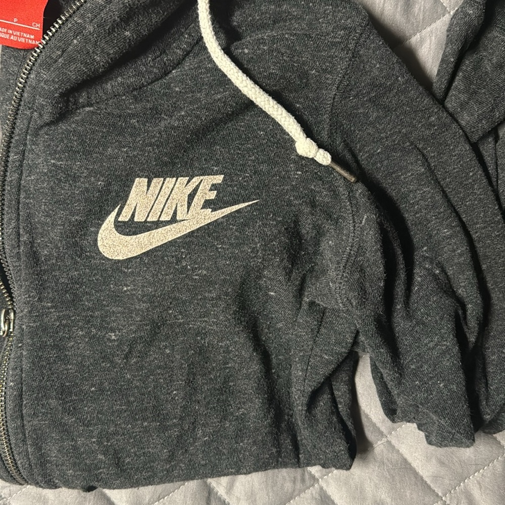 Women’s Nike size small zip up sweat shirt. - Picture 3 of 3